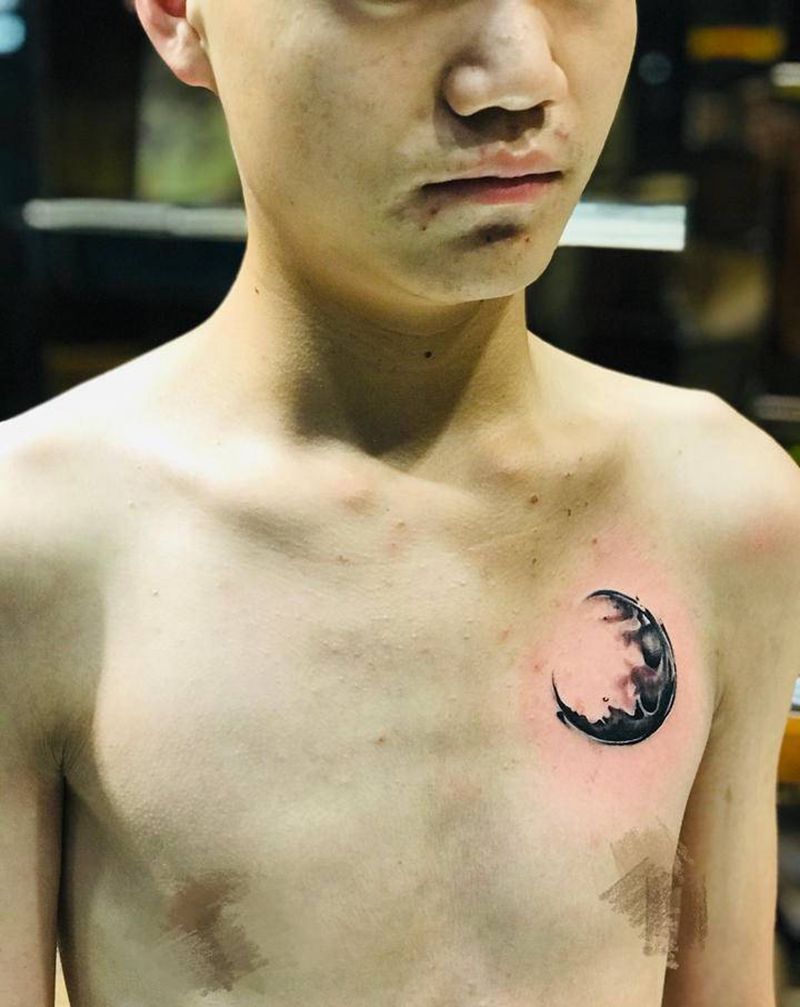 月亮纹身图片_胸部纹身图案