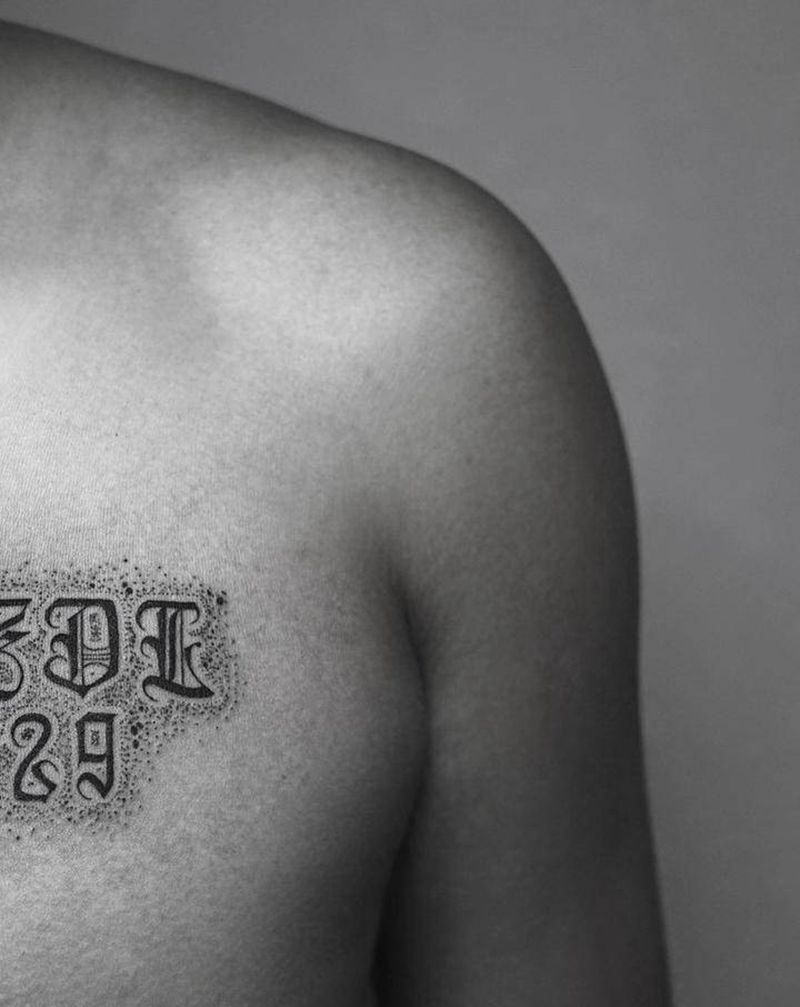 胸口字母纹身图片_胸部纹身图案