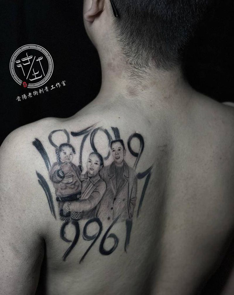 一家三口纹身图片_背部水墨欧美写实家人纹身图案