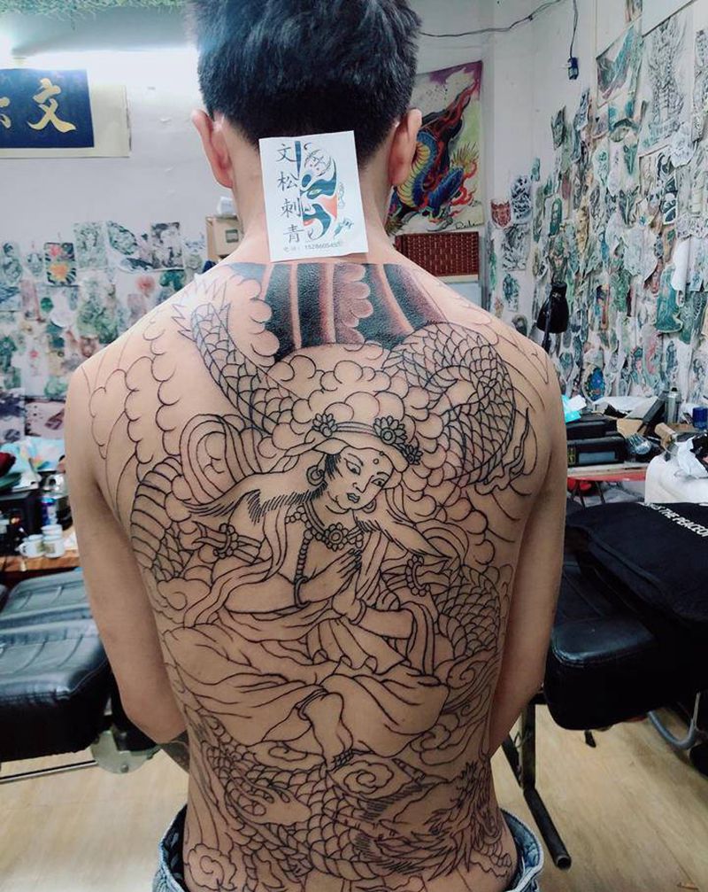 日式——观音踏龙纹身图片_背部纹身图案