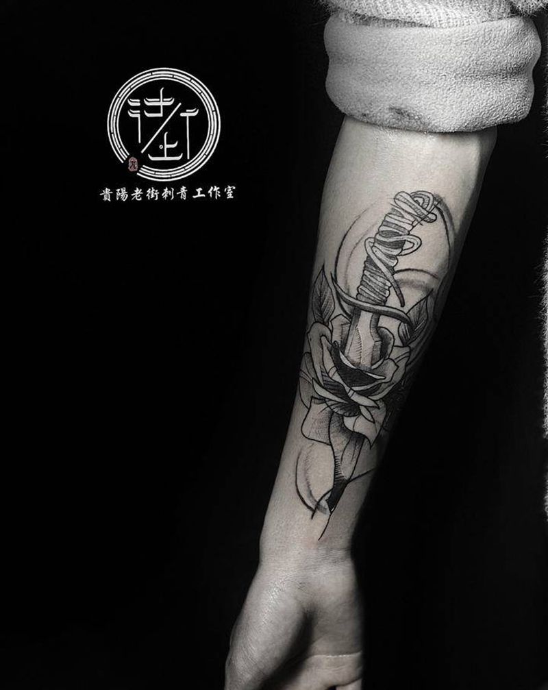 匕首纹身图片_手臂几何匕首纹身图案