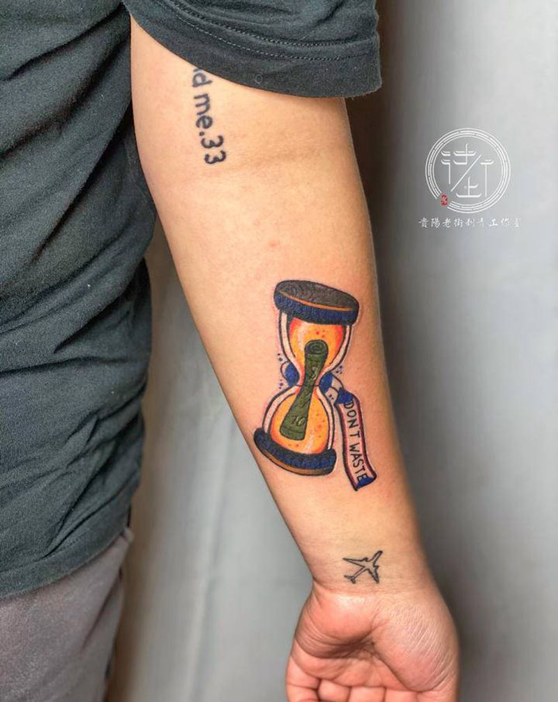 时间就是金钱纹身图片_手臂Old School沙漏纹身图案