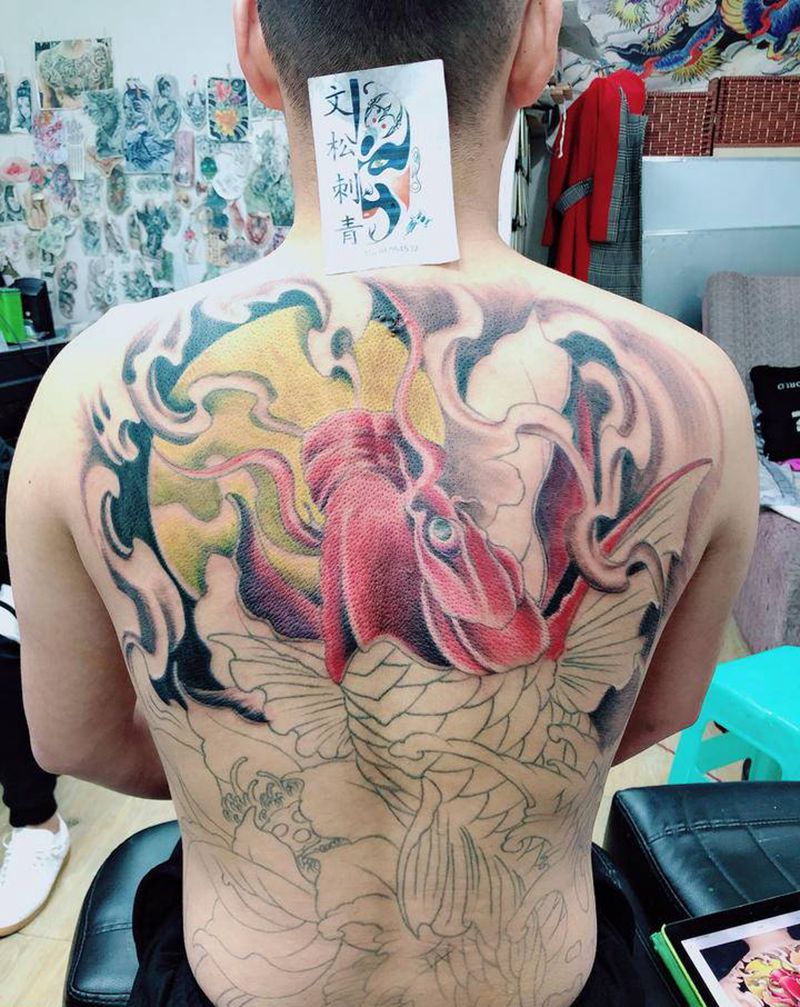 鱼(未完纹身图片_背部纹身图案