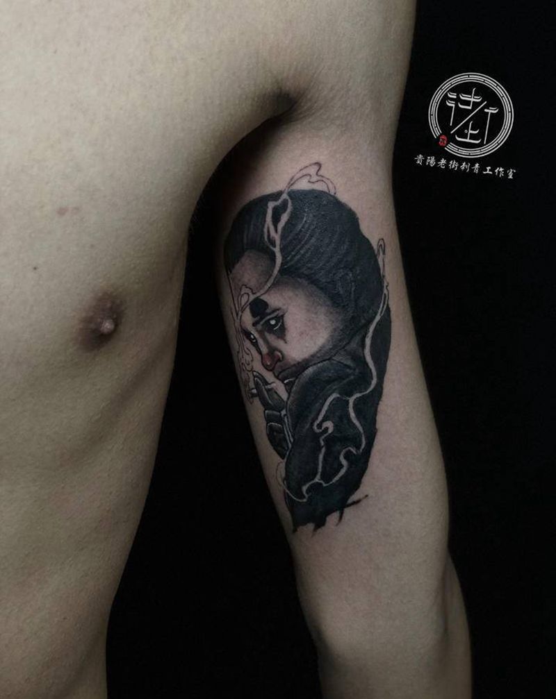 小丑遮盖纹身图片_手臂欧美写实小丑遮盖纹身图案