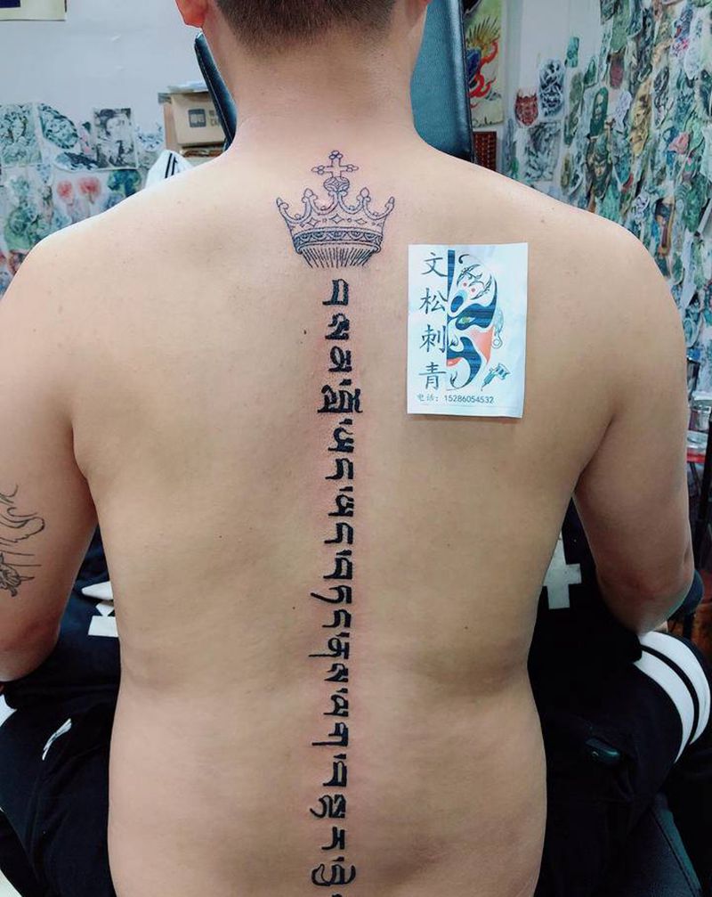 最近小品纹身图片_胸部背部纹身图案