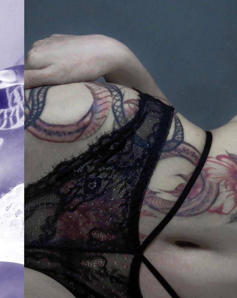 花与蛇纹身图片_臀部点刺素花蛇纹身图案