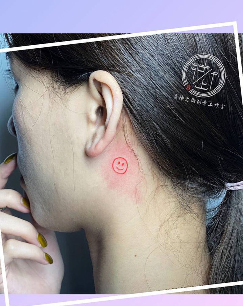 笑一下纹身图片_颈部几何笑脸纹身图案