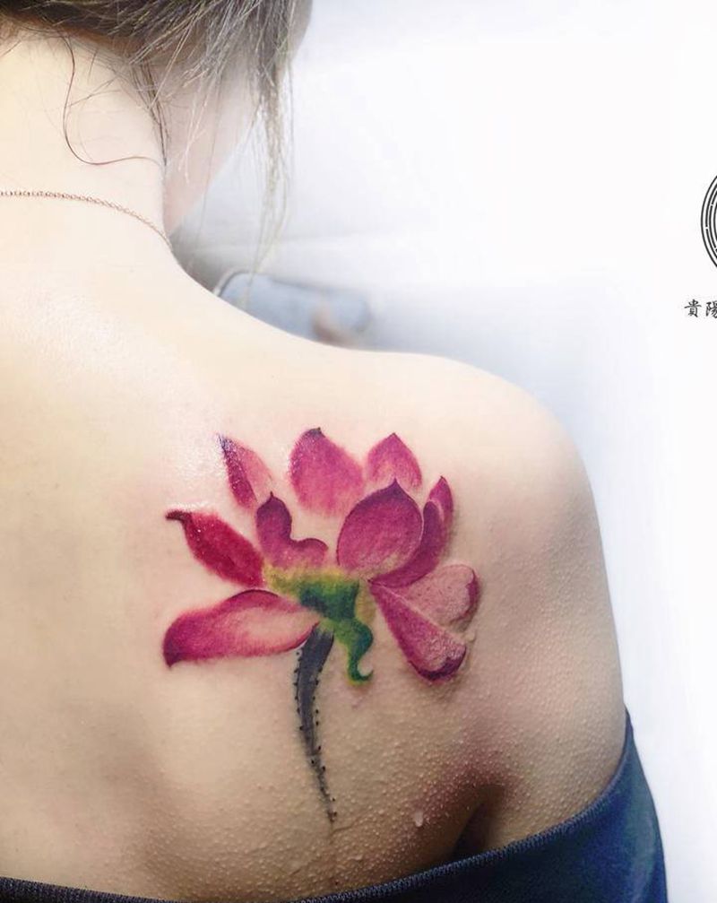 荷花纹身图片_肩部水墨荷花纹身图案
