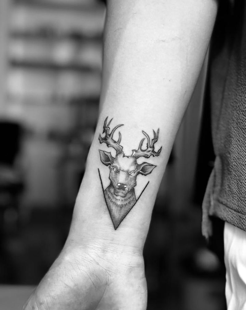 鹿头纹身图片_手臂手部点刺欧美写实纹身图案