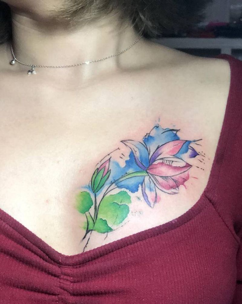 水彩荷花纹身图片_胸部纹身图案