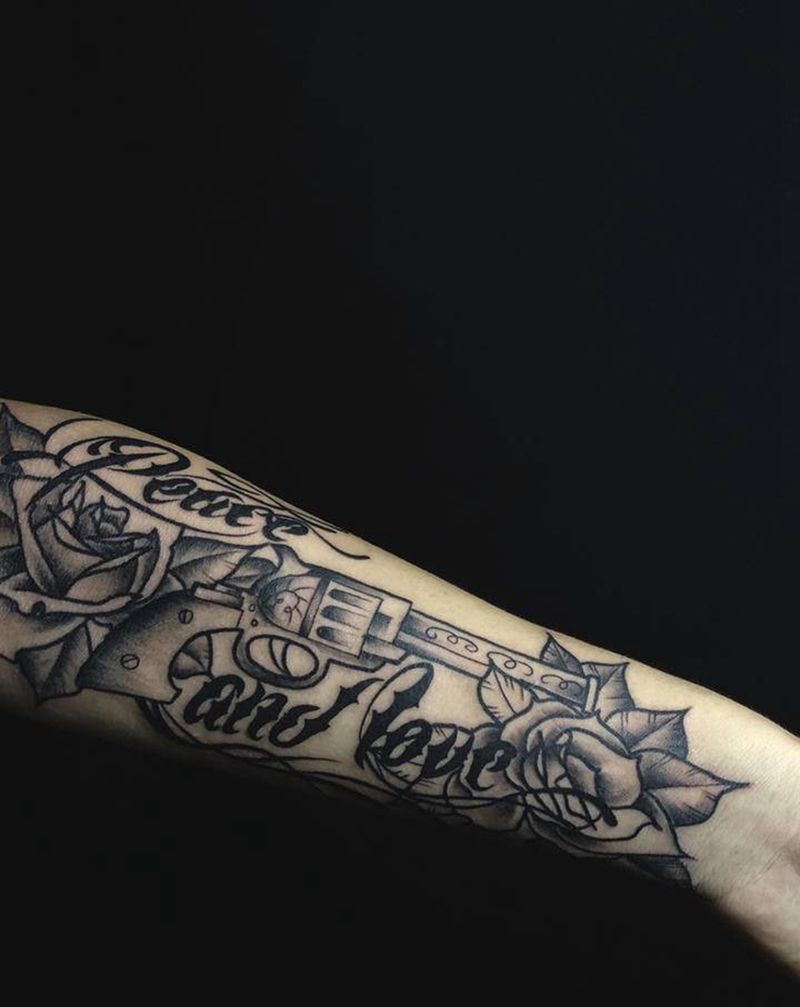 枪花 old school纹身图片_手臂Old School纹身图案