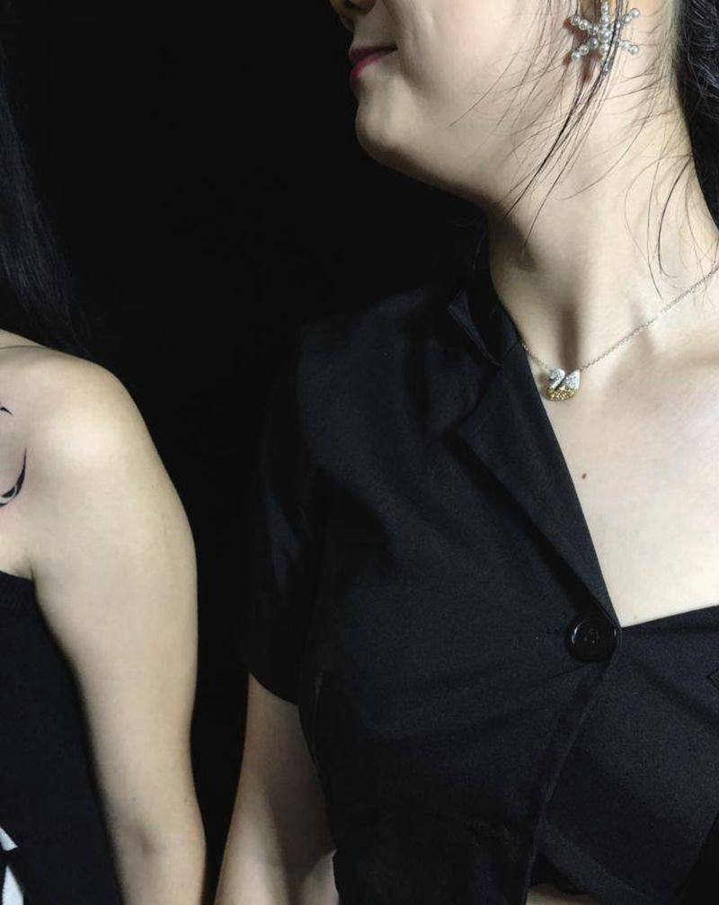 闺蜜纹身纹身图片_胸部肩部水墨几何闺蜜纹身图案