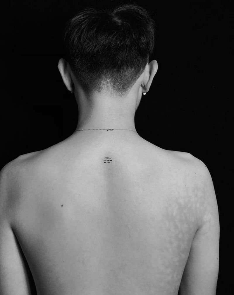 摩斯密码纹身图片_背部点刺几何摩斯密码纹身图案