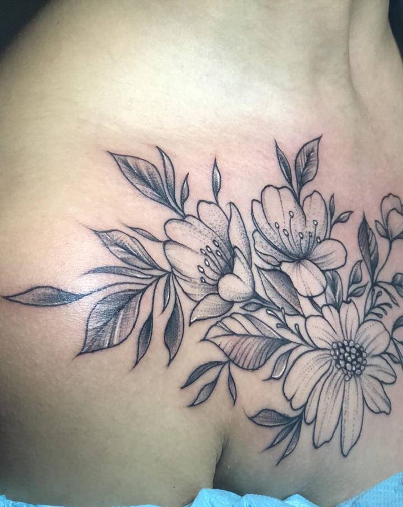 素花纹身图片_胸部纹身图案