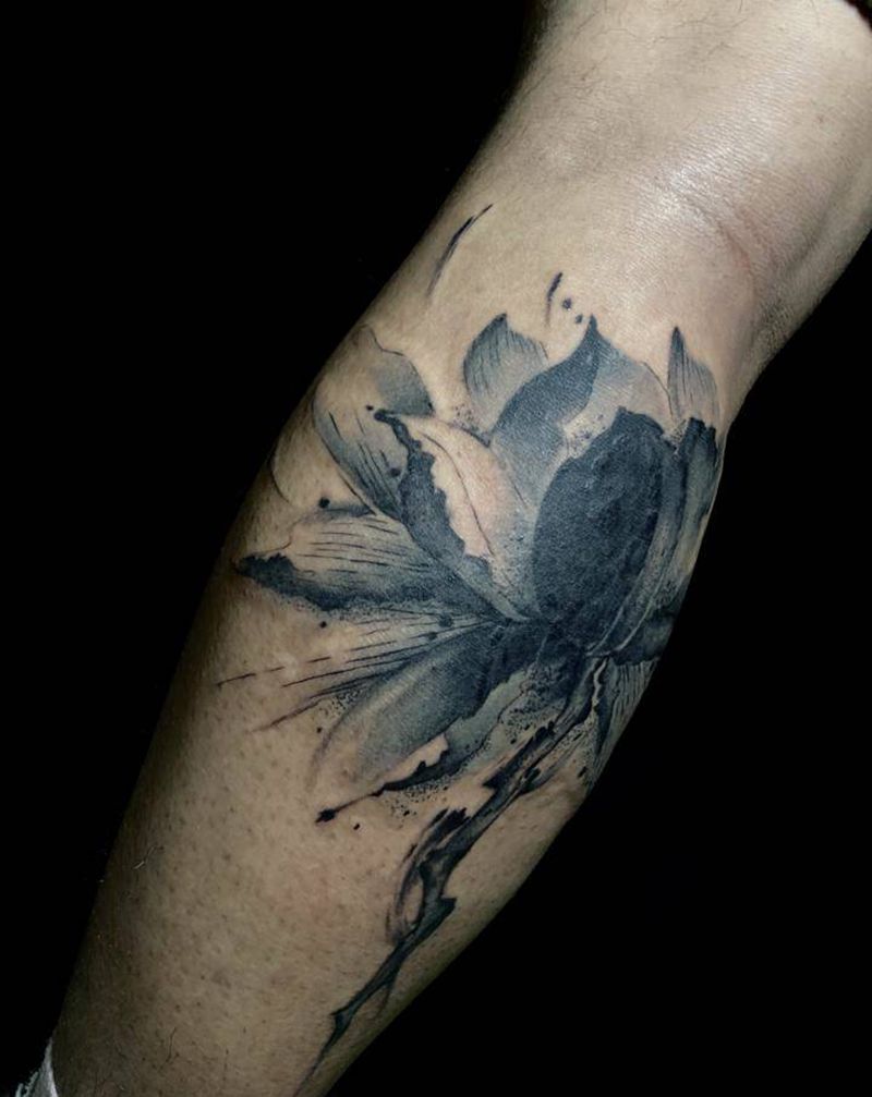 水墨  莲纹身图片_腿部水墨荷花纹身图案