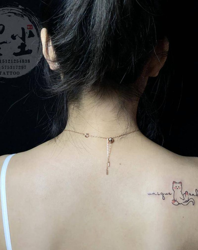 美女家的猫  简笔纹身图片_肩部几何猫纹身图案