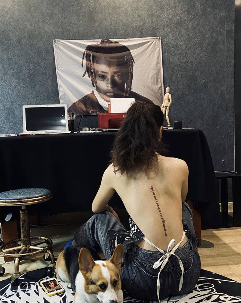 dancer的后背与字纹身图片_背部花体字英文纹身图案