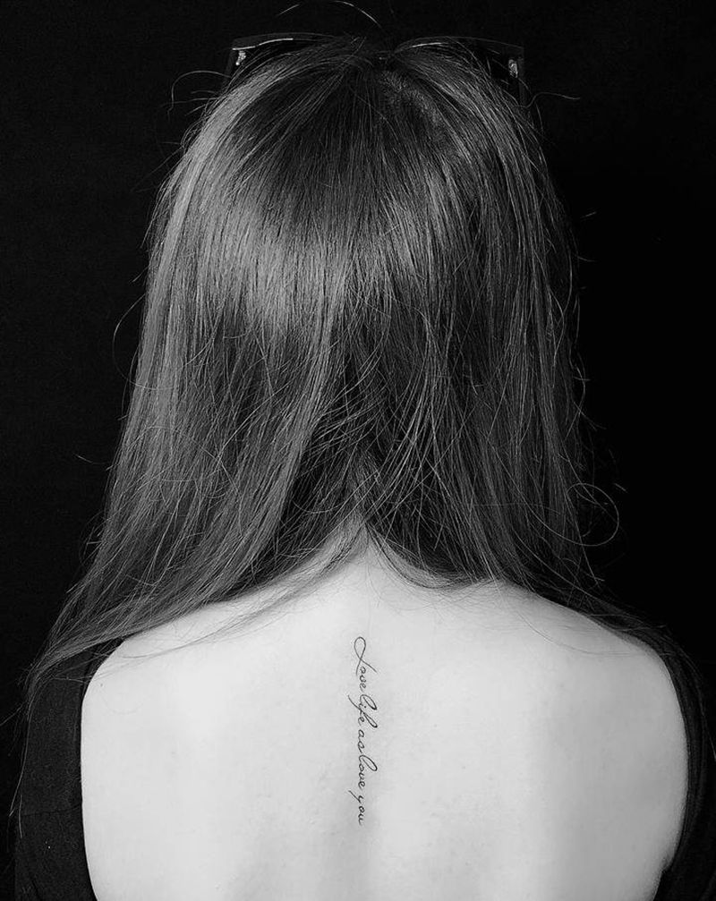 情侣纹身纹身图片_背部花体字小清新情侣纹身图案