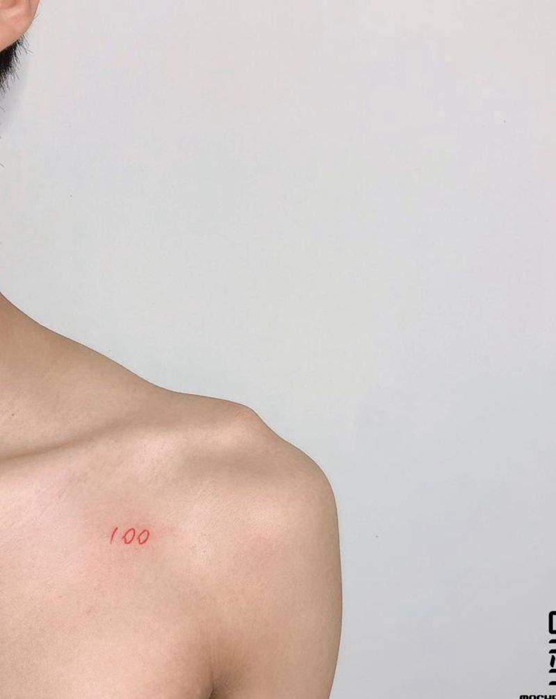 100纹身图片_胸部花体字纹身图案