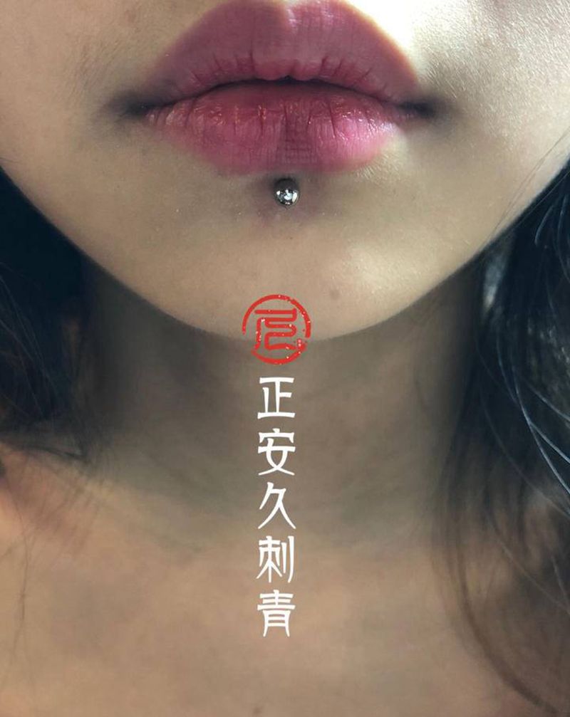唇钉纹身图片_穿孔纹身图案