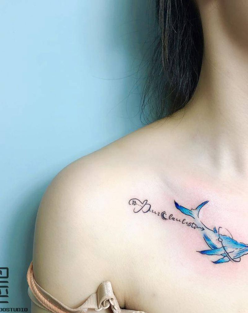 鲸纹身图片_胸部几何水彩鲸纹身图案