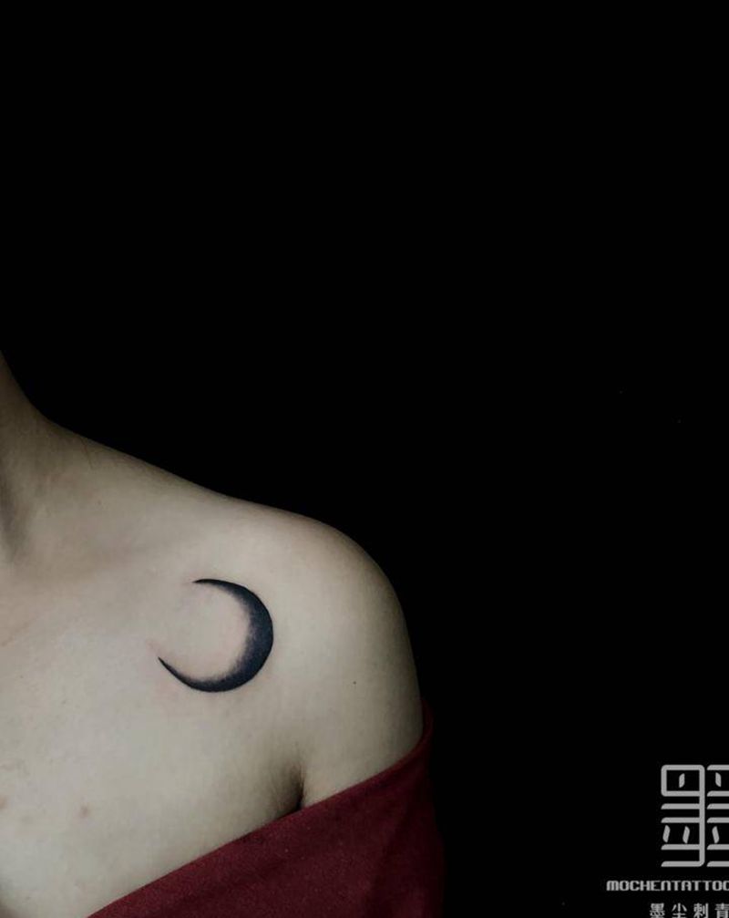 月亮纹身图片_胸部几何月亮纹身图案