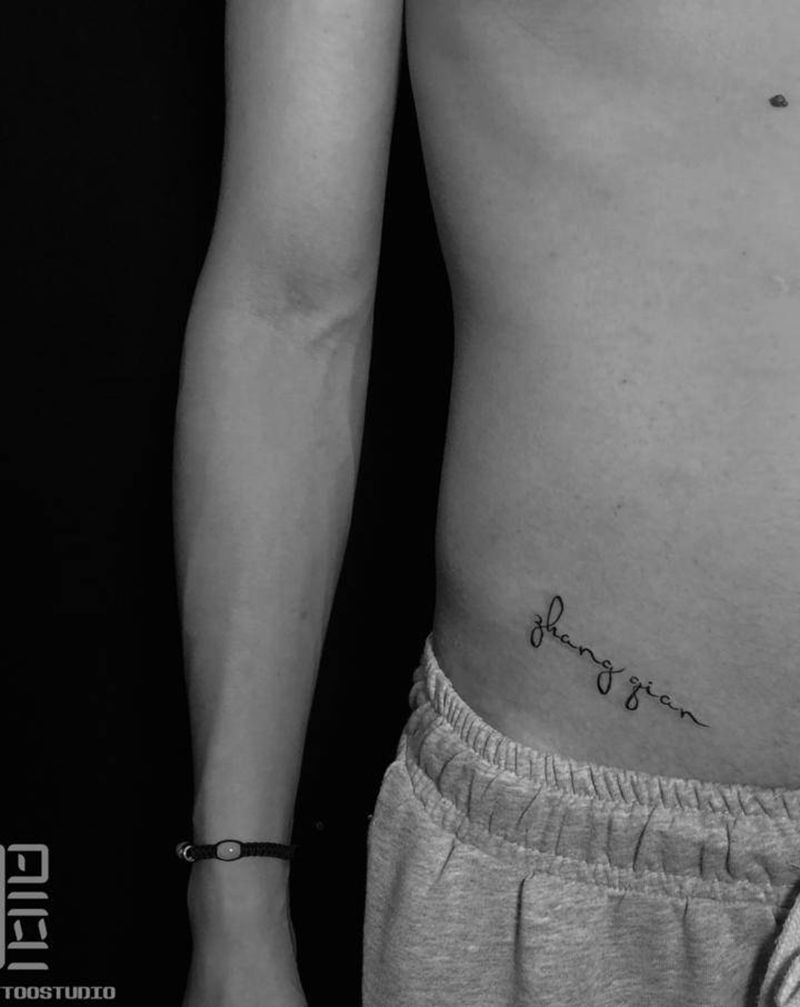 字母纹身纹身图片_腹部花体字几何纹身图案