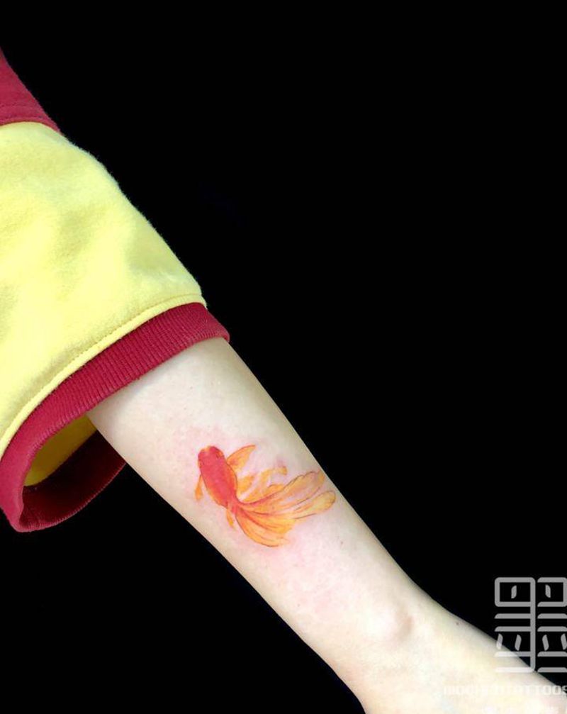 遮盖疤痕 金鱼纹身图片_手臂水彩金鱼遮盖纹身图案