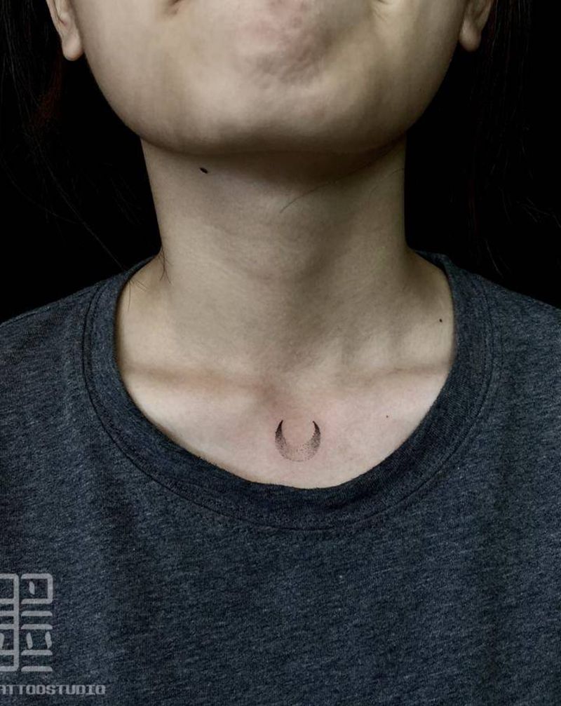 moon纹身图片_颈部点刺几何纹身图案