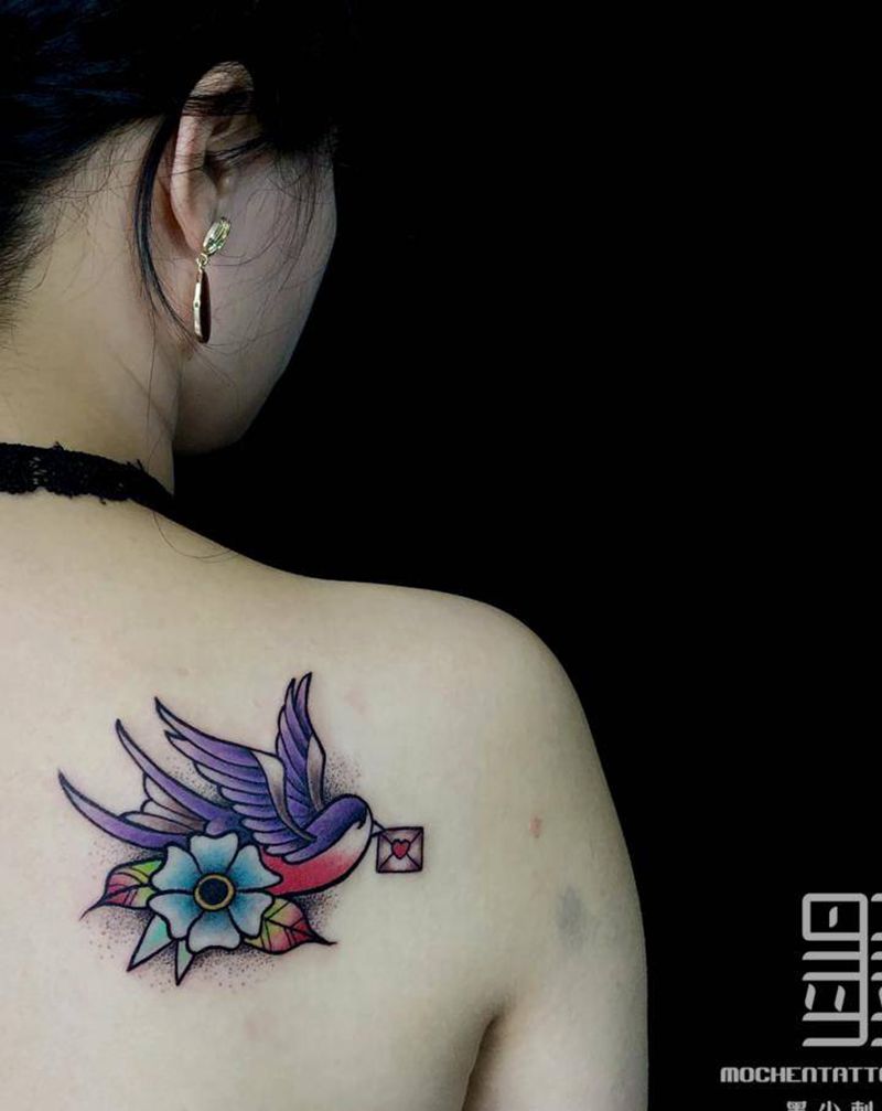 燕子纹身图片_背部Old School纹身图案