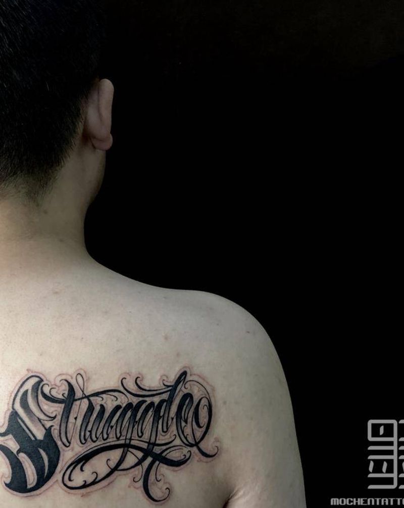 奇卡诺 原创纹身图片_背部花体字纹身图案