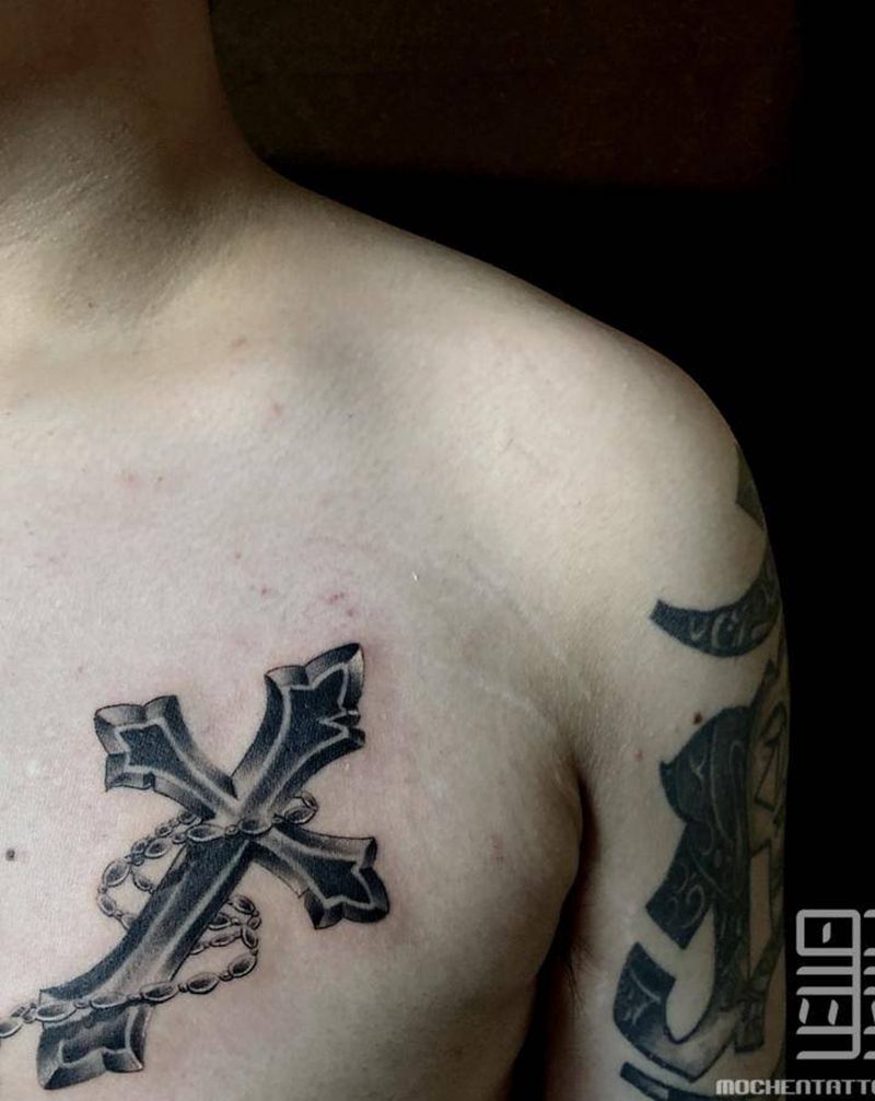 十字架纹身图片_胸部欧美写实十字架纹身图案