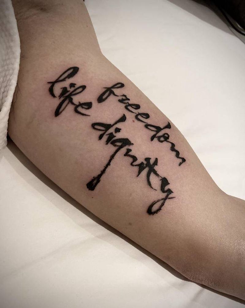 自由 生活 尊严 英文书法纹身图片_花体字水墨英文纹身图案
