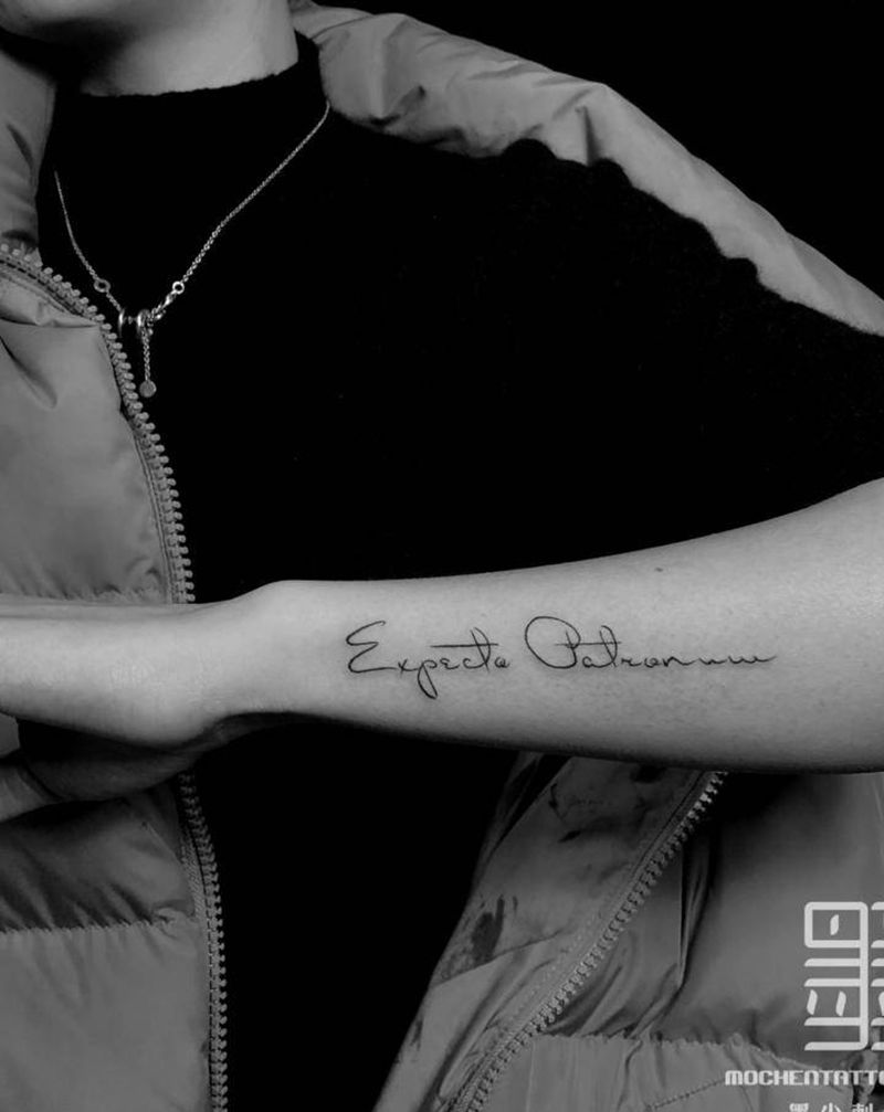 字母纹身图片_手臂几何花体字纹身图案