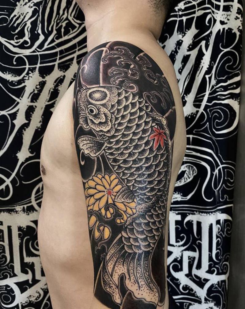 老传统鲤鱼花臂上臂纹身图片_手臂老传统鲤鱼锦鲤花臂纹身图案