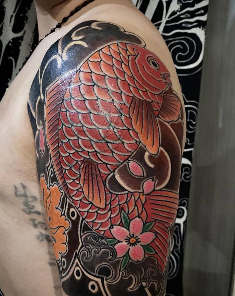 老传统鲤鱼遮盖纹身图片_手臂老传统遮盖花臂鲤鱼纹身图案