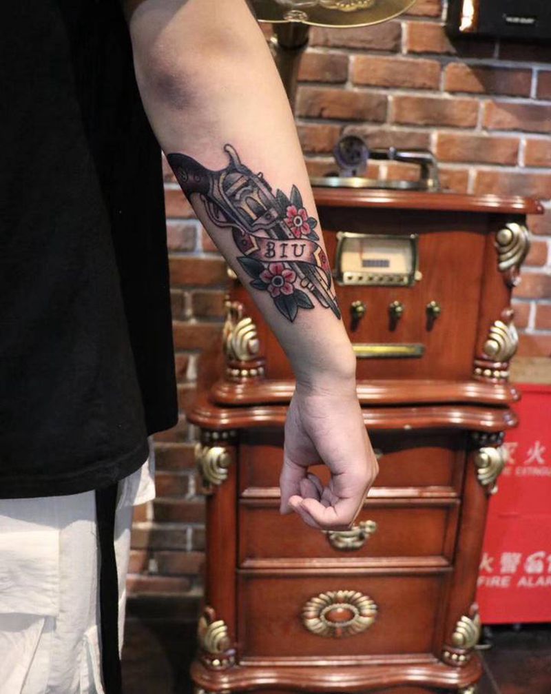 old school槍花纹身图片_手臂手部Old School枪枪花纹身图案