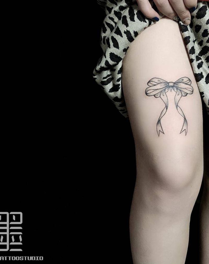 蝴蝶结纹身图片_腿部点刺几何纹身图案