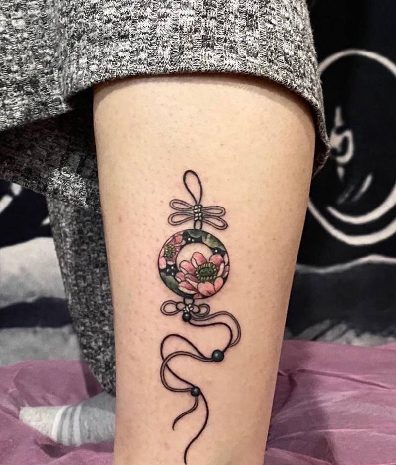 中国风玉佩纹身图片_背部腿部新传统水墨玉佩荷花纹身图案