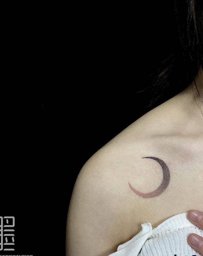 月亮纹身图片_胸部点刺几何纹身图案