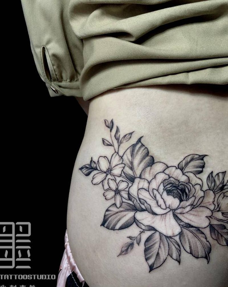 遮盖疤痕纹身图片_臀部点刺素花遮盖纹身图案