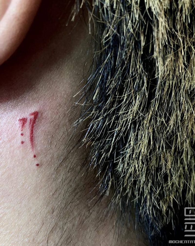 11纹身图片_颈部几何点刺纹身图案