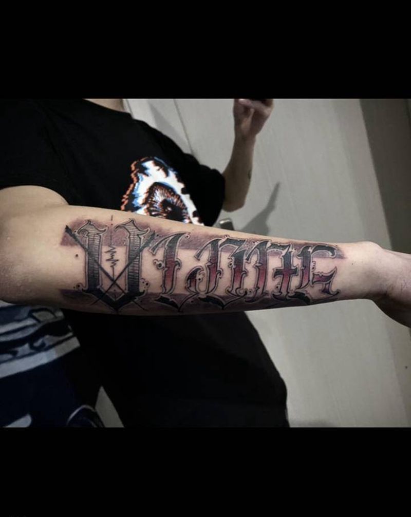 vlong 花体字纹身图片_手臂花体字纹身图案