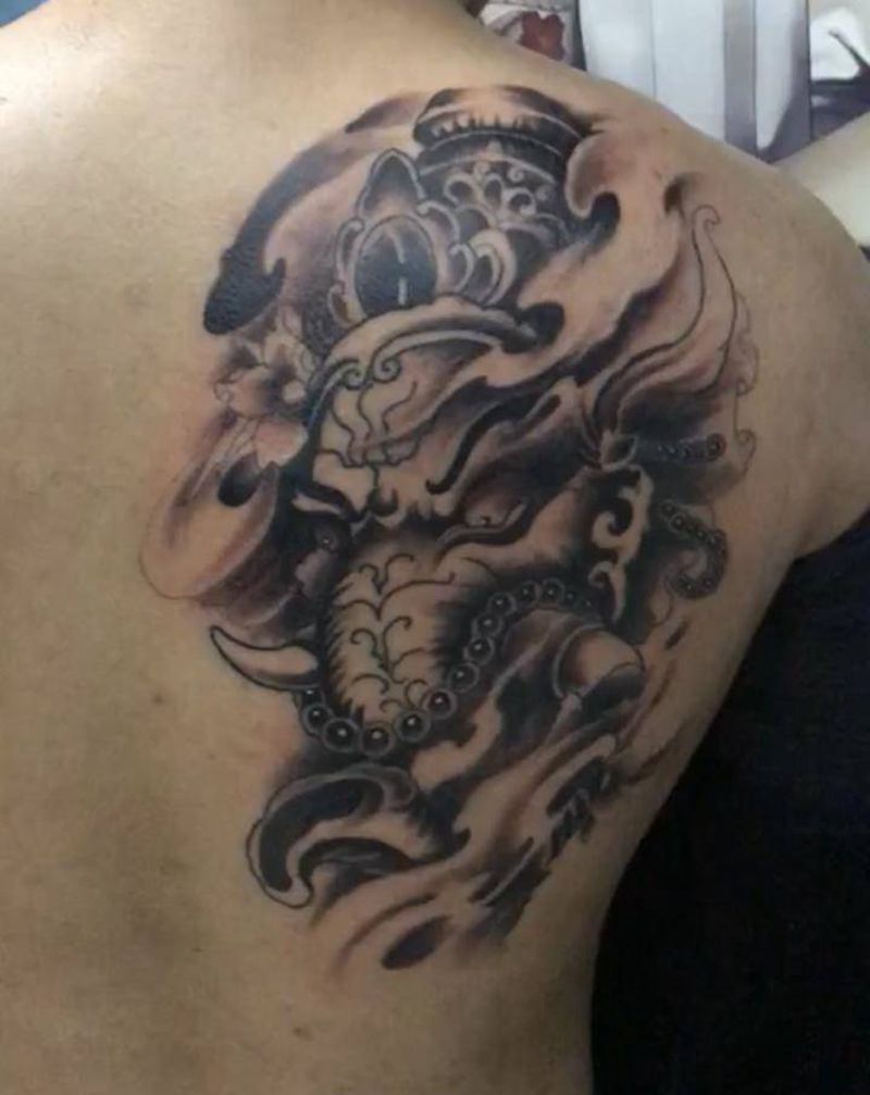 象神纹身图片_背部老传统纹身图案
