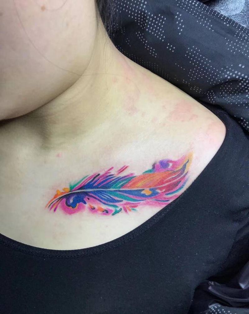 羽毛纹身图片_颈部水彩纹身图案