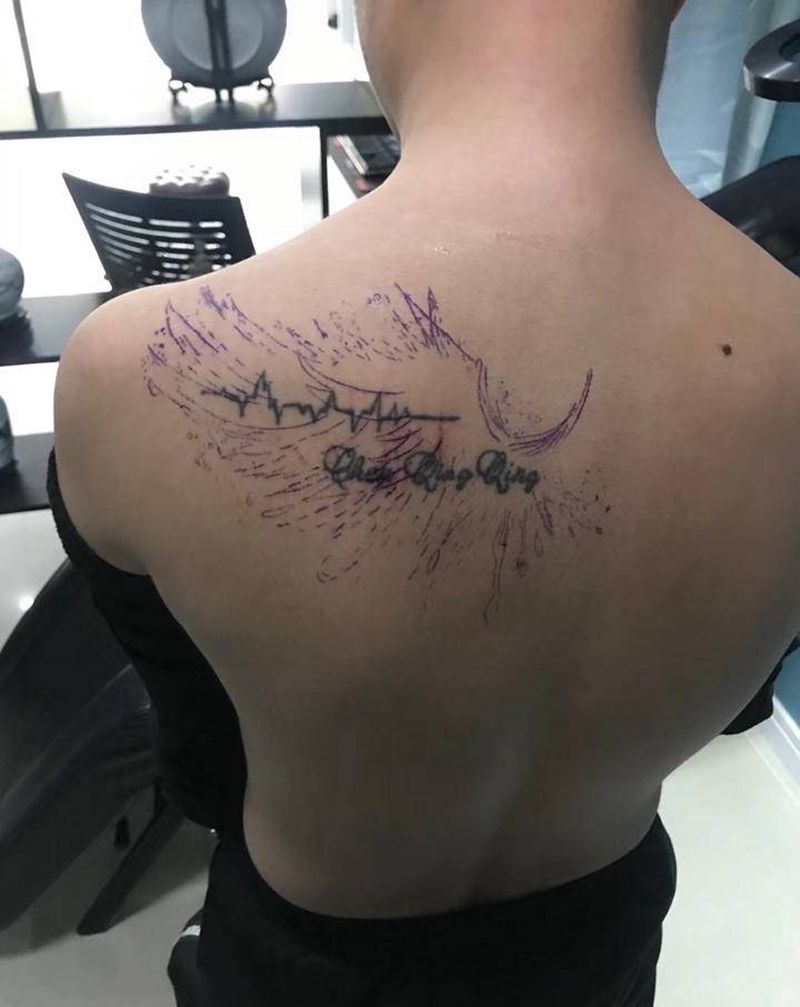 翅膀纹身图片_背部水彩纹身图案