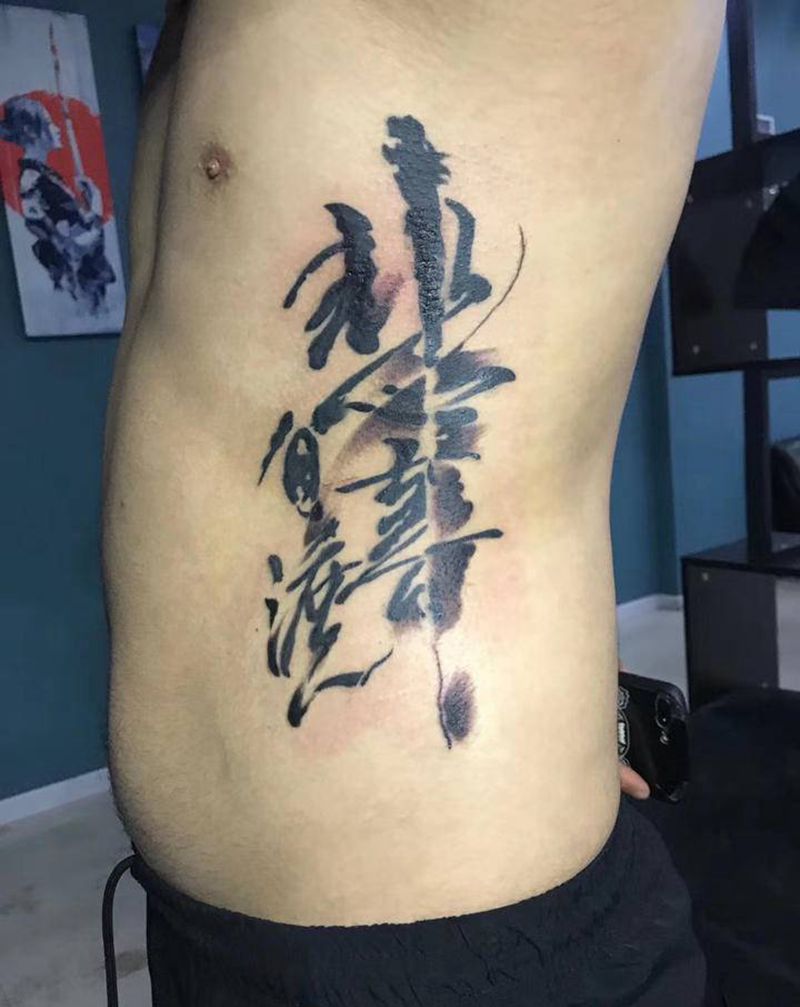 花体字纹身图片_腰部水墨纹身图案
