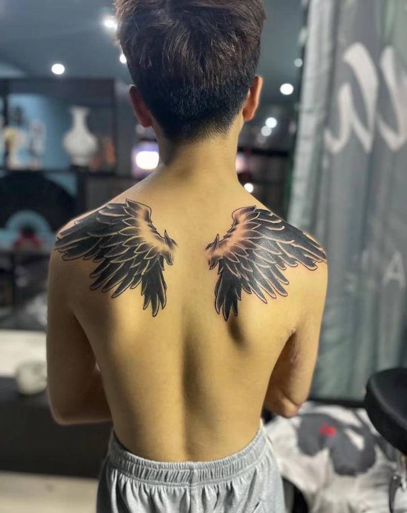 翅膀纹身图片_背部老传统纹身图案
