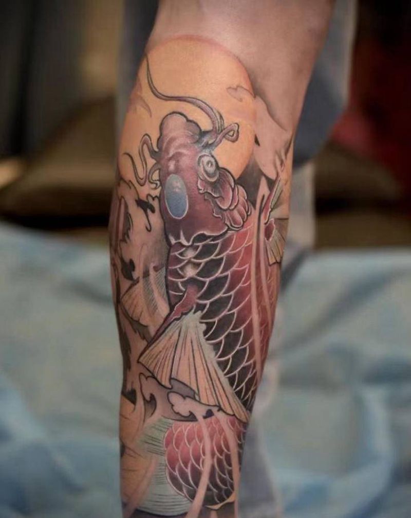 小腿鲤鱼纹身图片_腿部脚部新传统水彩纹身图案