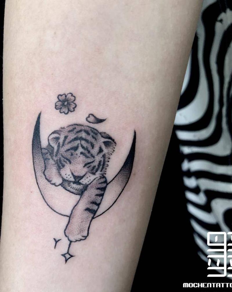 清新小老虎纹身图片_手臂纹身图案